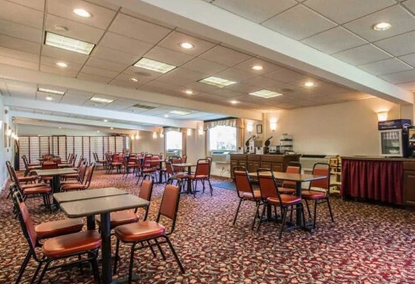 هتل Clarion Inn & Suites At The Outlets Of Lake George