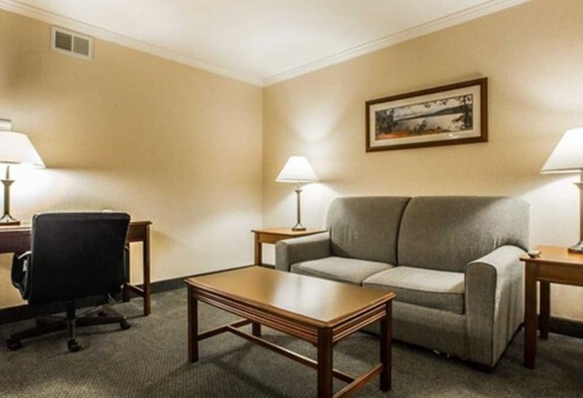 هتل Clarion Inn & Suites At The Outlets Of Lake George