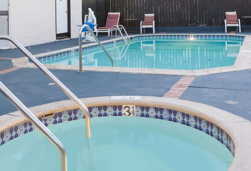 Отель Days Inn By Wyndham Castaic Six Flags Magic Mountain