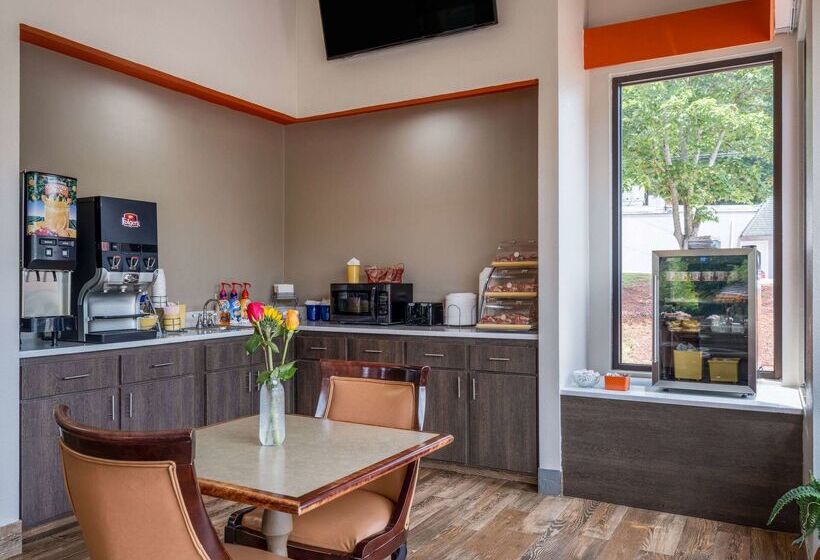 هتل Days Inn By Wyndham Clemson