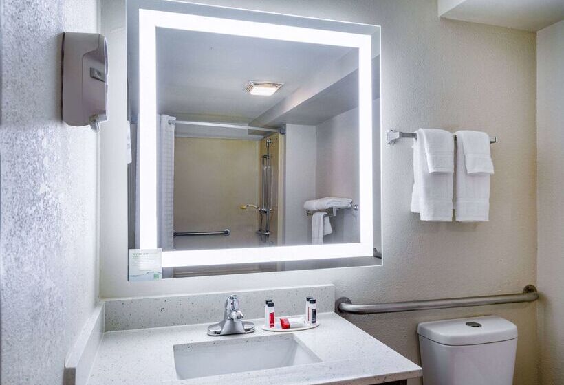 هتل Days Inn By Wyndham Clemson