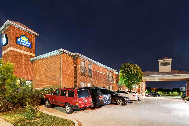 هتل Days Inn By Wyndham Dallas Plano