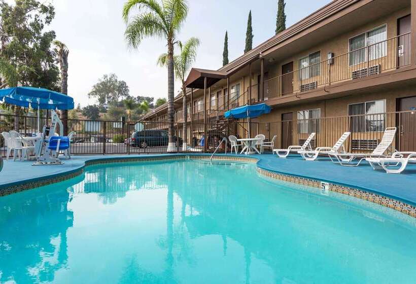 בית מלון כפרי Days Inn By Wyndham In San Bernardino