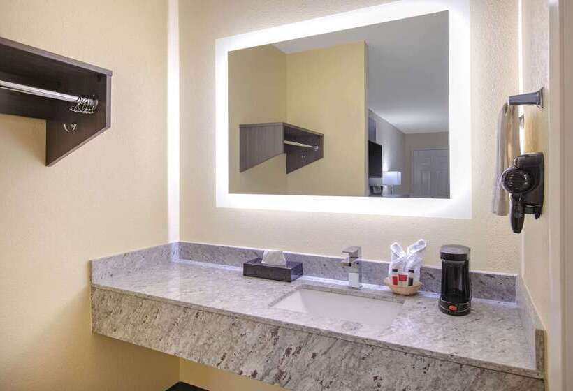هتل Days Inn By Wyndham Waco Near Downtown University