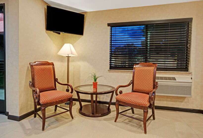 هتل Days Inn By Wyndham Woodland