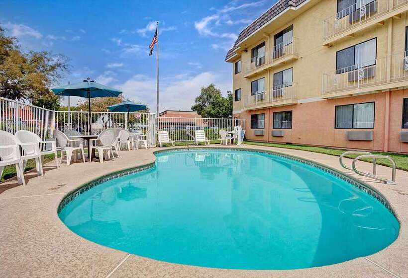 هتل Days Inn By Wyndham Woodland