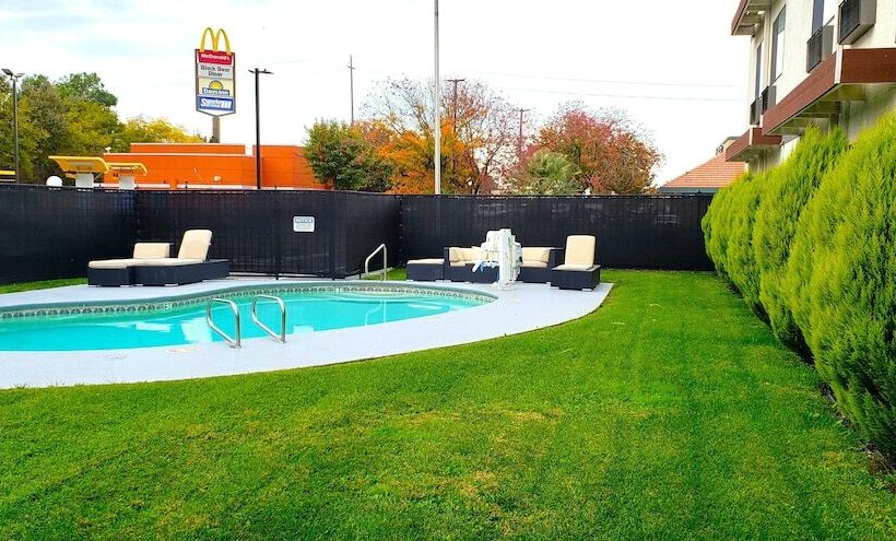 هتل Days Inn By Wyndham Woodland