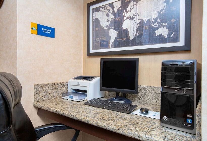 هتل Days Inn By Wyndham Woodland