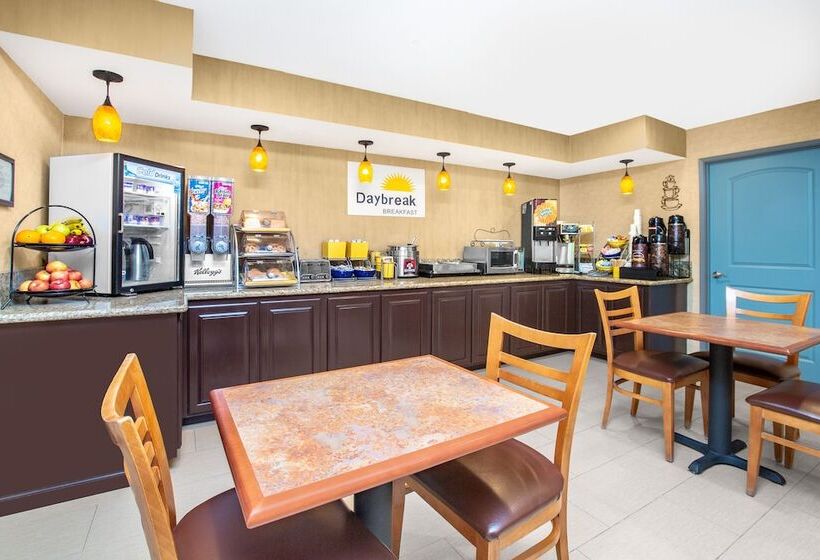 هتل Days Inn By Wyndham Woodland