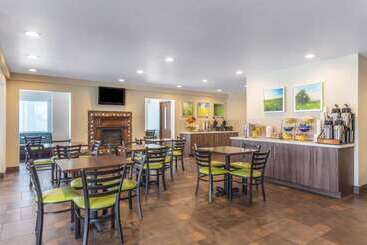 هتل Days Inn & Suites By Wyndham East Flagstaff