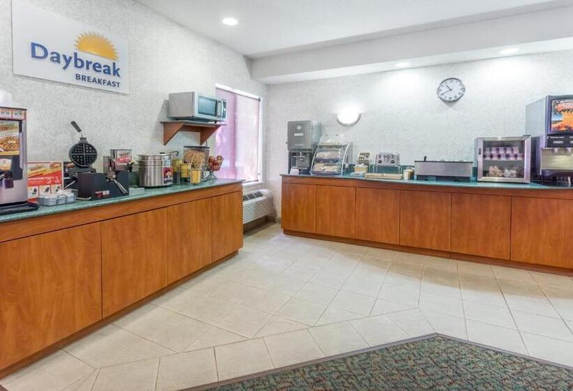 هتل Days Inn & Suites By Wyndham Madison