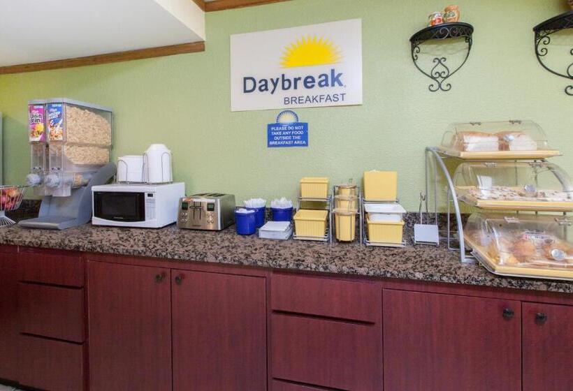 בית מלון כפרי Days Inn & Suites By Wyndham Madison Heights Mi