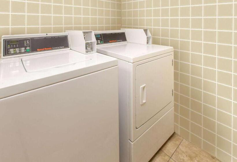 בית מלון כפרי Days Inn & Suites By Wyndham Madison Heights Mi