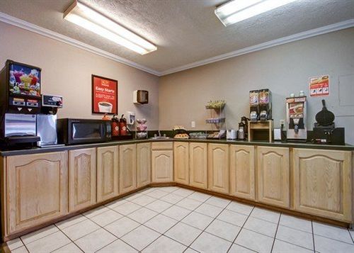 فندق Econo Lodge Inn & Suites