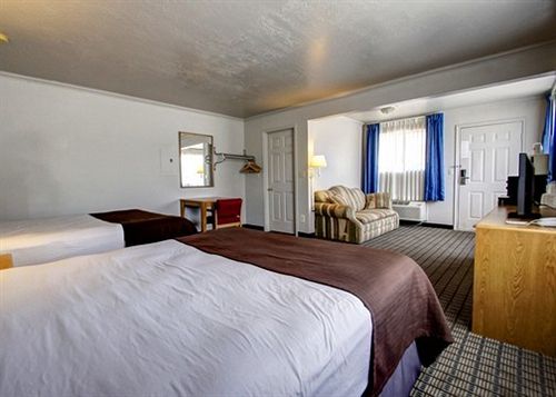 فندق Econo Lodge Inn & Suites