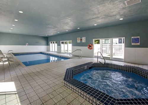 فندق Econo Lodge Inn & Suites