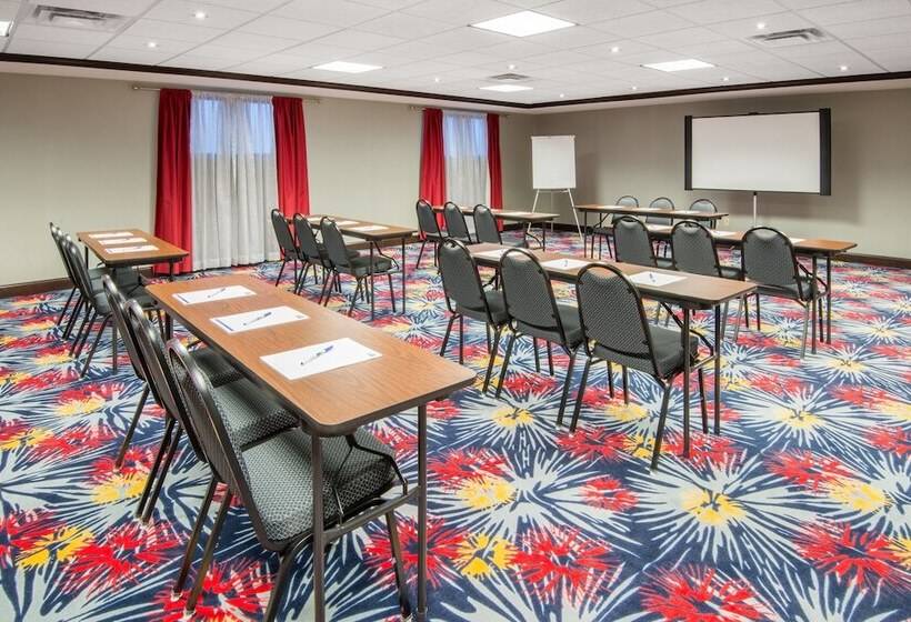 Отель Holiday Inn Express Cleveland Airport Brook Park, An Ihg