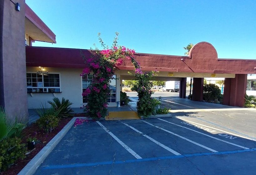 Отель La Plaza Inn Los Banos
