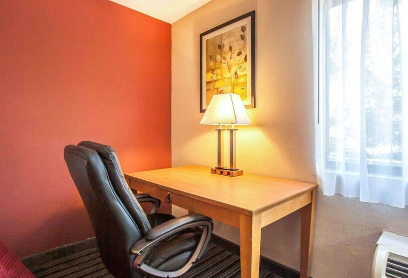 בית מלון כפרי Econo Lodge Inn & Suites