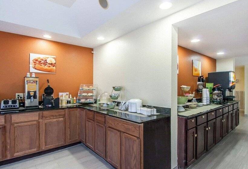 בית מלון כפרי Econo Lodge Inn & Suites