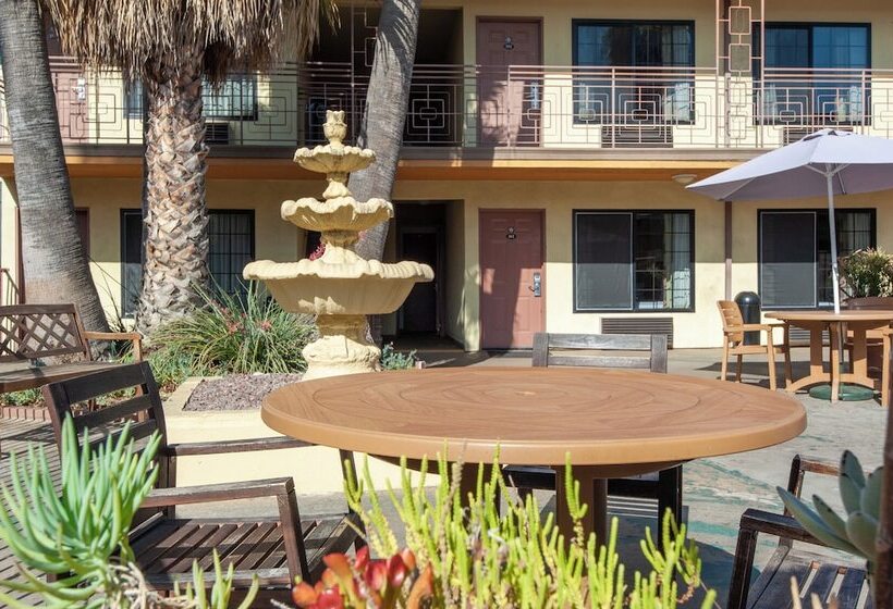 هتل Studio City Court Yard