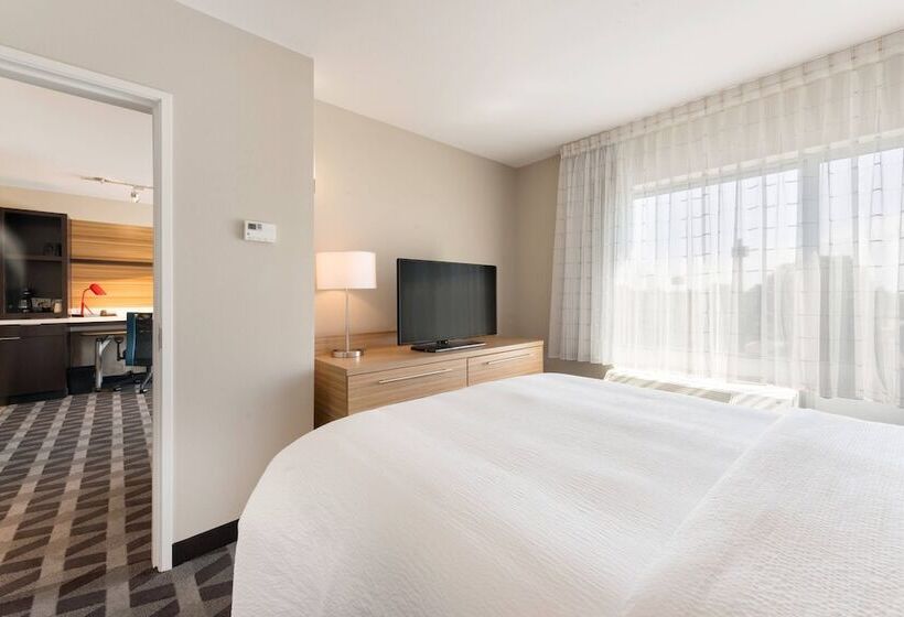 Hotelli Towneplace Suites By Marriott Greensboro Coliseum Area