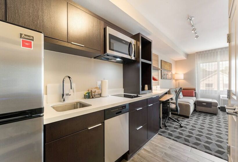 Hotelli Towneplace Suites By Marriott Greensboro Coliseum Area