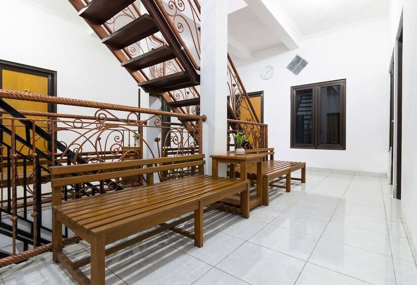 هتل Penginapan Rb Syariah By Oyo Rooms