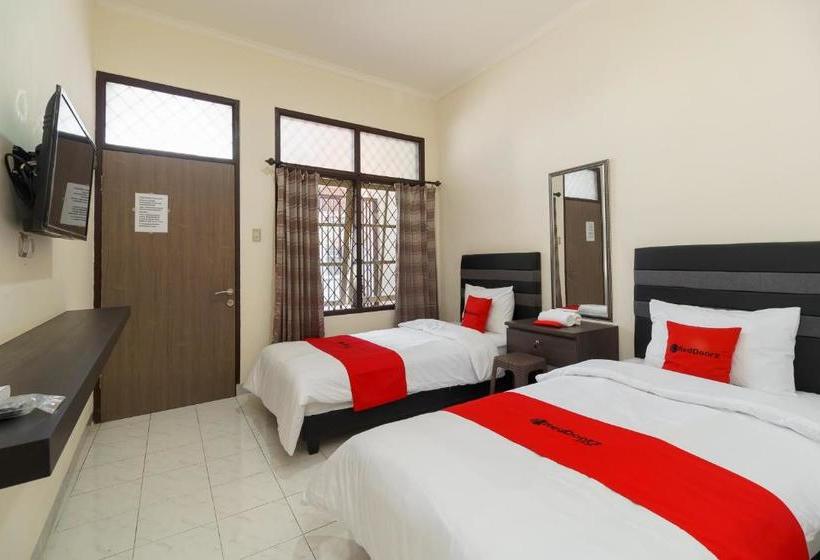 پانسیون Reddoorz@ Cangkring Street Cirebon