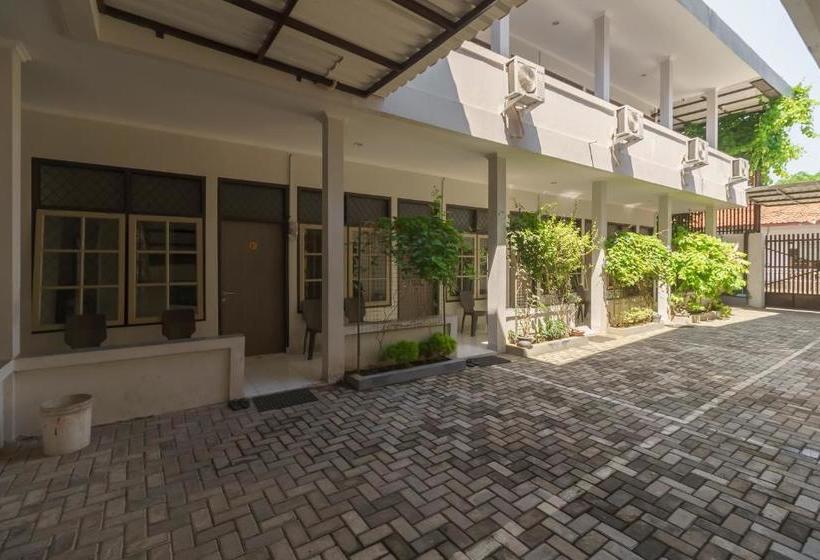 پانسیون Reddoorz@ Cangkring Street Cirebon