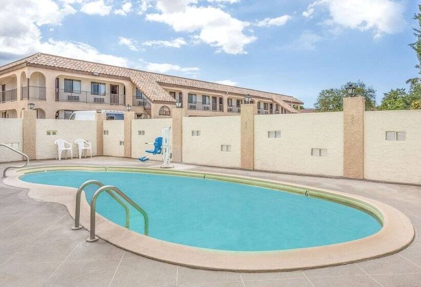 Отель Days Inn By Wyndham Kingman East