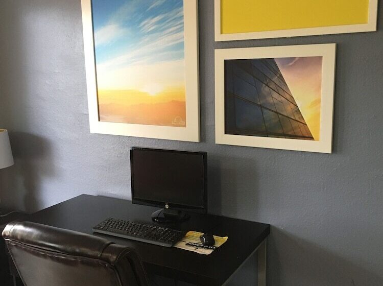 هتل Days Inn By Wyndham Lake City I10