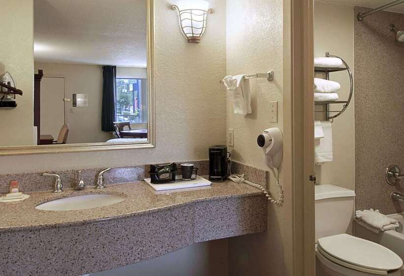 هتل Days Inn By Wyndham Memphis At Graceland