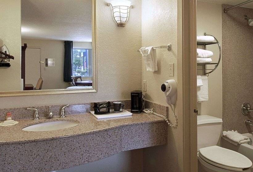 هتل Days Inn By Wyndham Memphis At Graceland