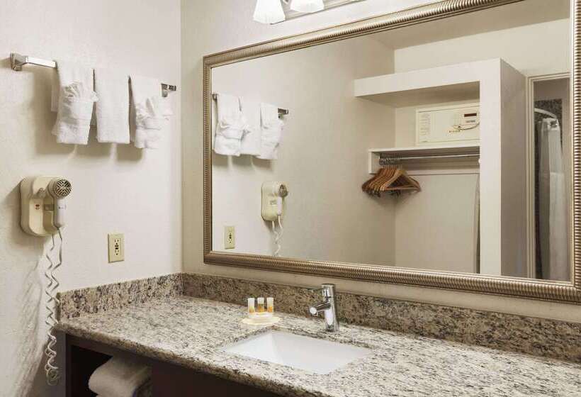 هتل Days Inn By Wyndham Oceanside