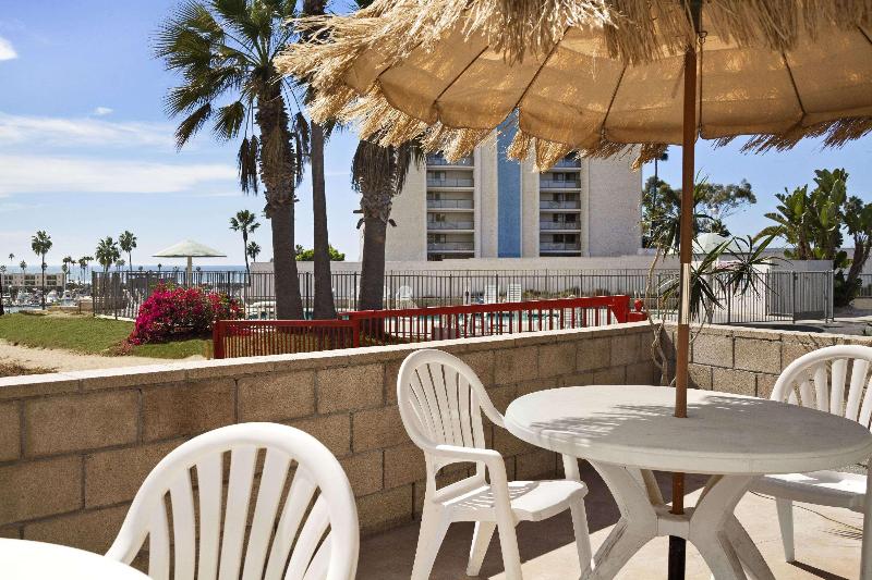 هتل Days Inn By Wyndham Oceanside
