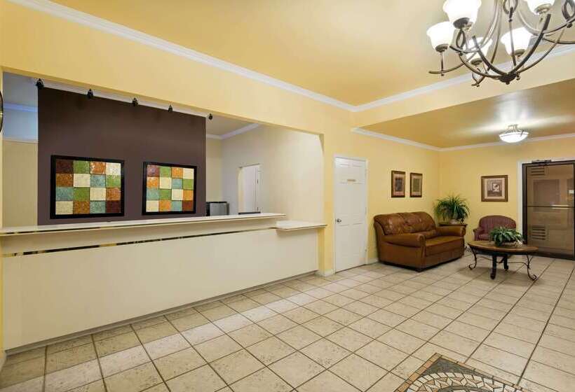 هتل Days Inn By Wyndham Seaworld Lackland Afb