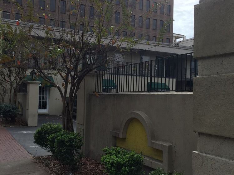 هتل Days Inn By Wyndham Charleston Historic District