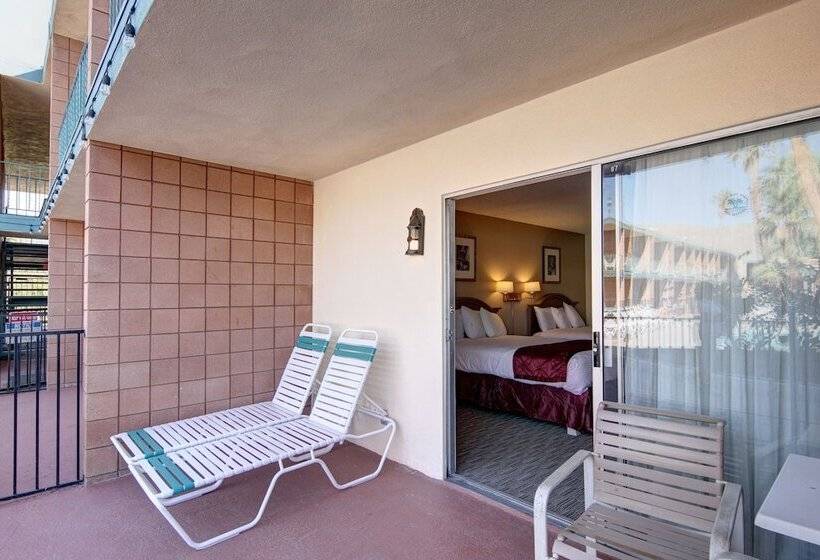 هتل Desert Hot Springs Spa