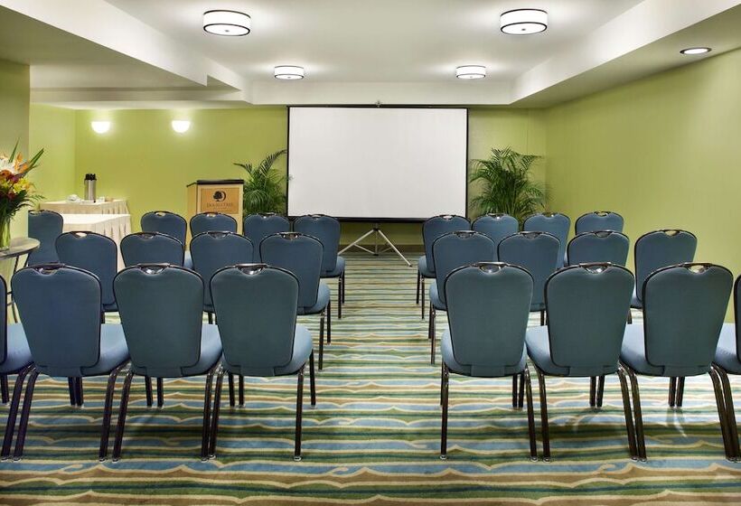 Doubletree By Hilton Hotel Alana   Waikiki Beach