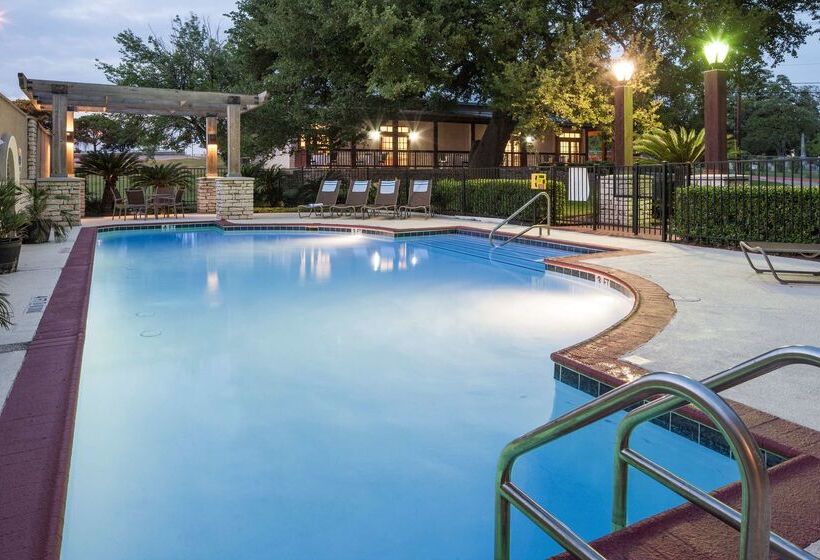 Отель Doubletree By Hilton Austin University Area