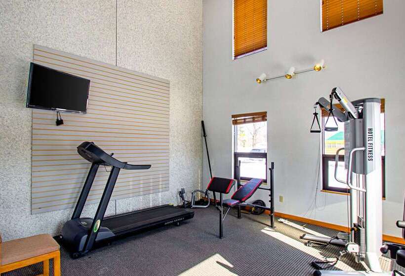 هتل Econo Lodge Inn & Suites