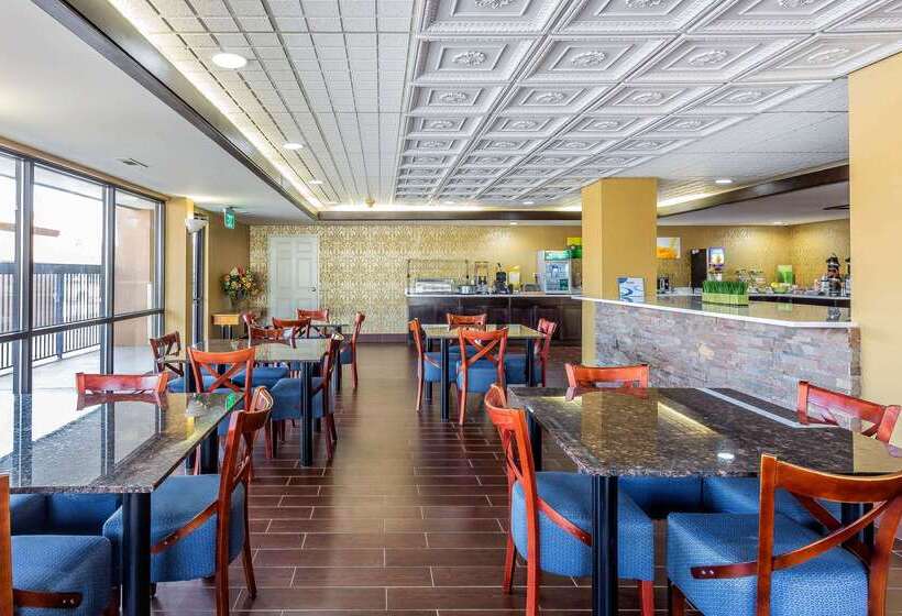 هتل Quality Inn & Suites Near Robins Air Force Base
