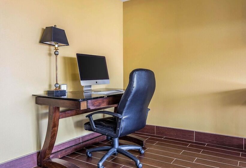 هتل Quality Inn & Suites Near Robins Air Force Base