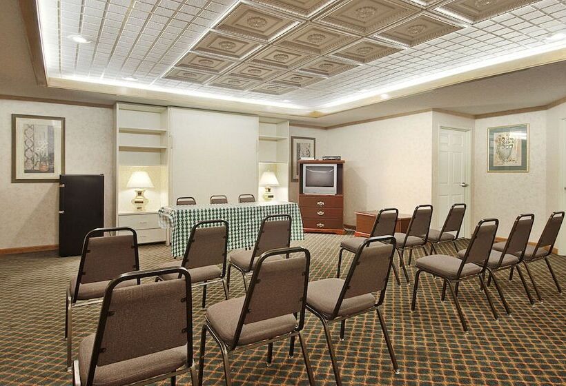 هتل Quality Inn & Suites Near Robins Air Force Base
