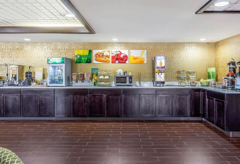 هتل Quality Inn & Suites Near Robins Air Force Base