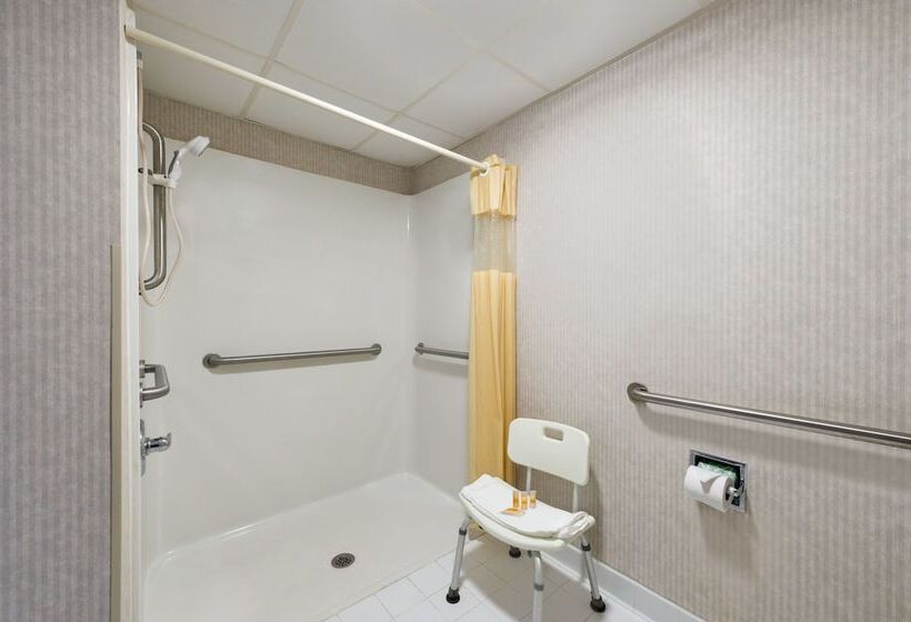 هتل Quality Inn & Suites Near Robins Air Force Base