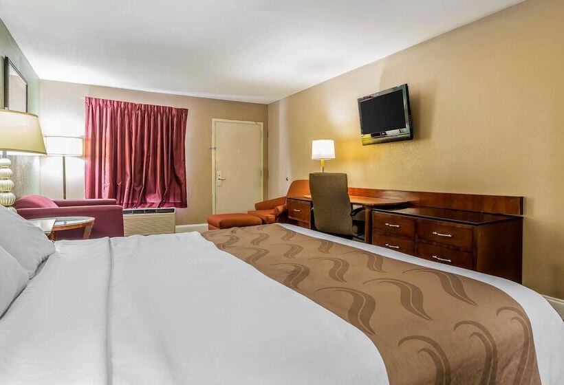 هتل Quality Inn & Suites Near Robins Air Force Base