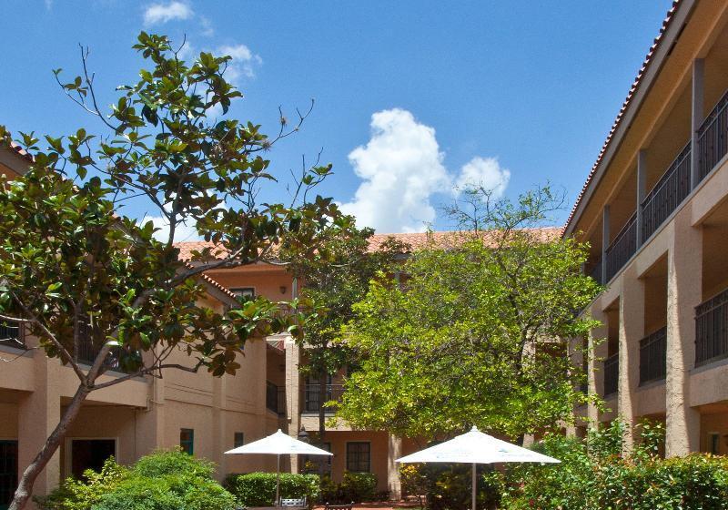 בית מלון כפרי Red Roof Inn Plus & Suites Tampa
