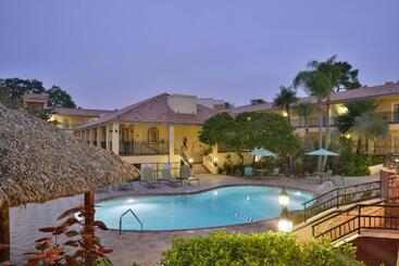 هتل Red Roof Inn Plus & Suites Tampa